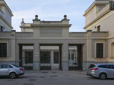  A sormontare il portale d�ingresso c�� infatti la scritta �Macello Comunale�  che ricorda le origini di questo grigio complesso di impianto classicista e simmetrico